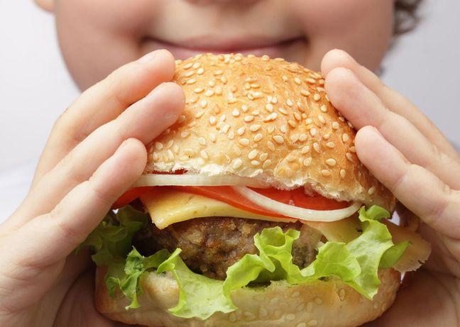 Jedzenie fast foodów niesie ze sobą wiele poważnych konsekwencji