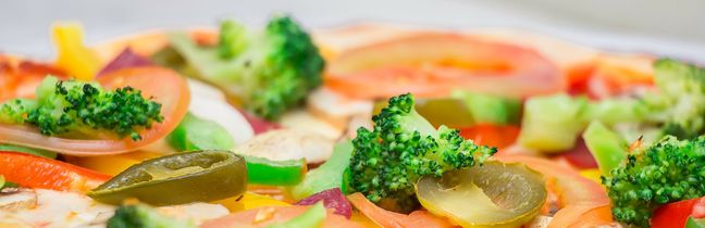 Pizza to danie, które smakuje niemal każdemu. Będąc na diecie wegańskiej, również możesz się nią zajadać