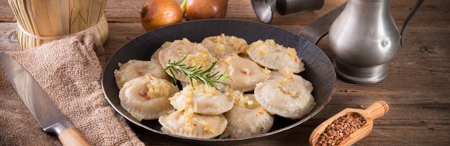 Tradycyjne pierogi to często dosyć ciężki posiłek - zawsze możesz jednak wypróbować ich wegańską wersję