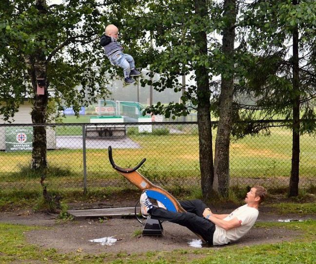 Wspólna zabawa na placu zabaw