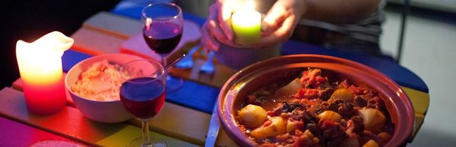 Zaskocz swojego ukochanego! Przygotuj romantyczną kolację w egzotycznym stylu. Polecamy sprawdzony przepis na tajine z wołowiną, która z pewnością przypadnie mu do gustu