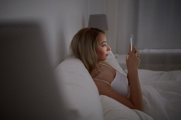Korzystanie z telefonu przez snem ma negatywne skutki