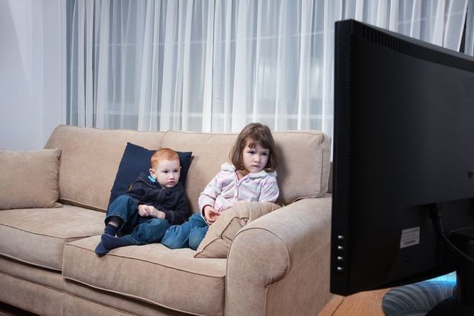 Dzieci oglądające za dużo telewizji mogą mieć później problem z rozwojem społecznym