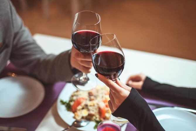 Badania pokazują, że lampka wina może mieć pozytywny wpływ na zaburzenia hormonalne