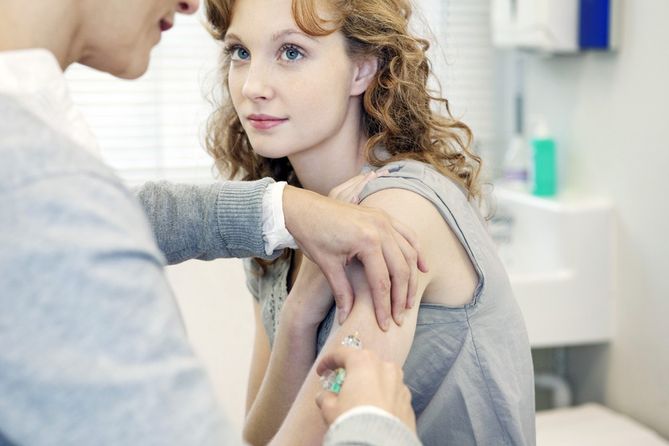 Od tego, jaki rodzaj szczepionki przeciw wirusowi HPV przyjmiemy, zależy, jak często konieczne będą badania na raka szyjki macicy