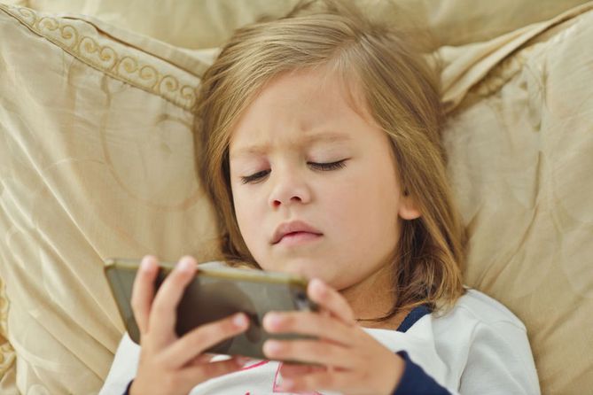 Dzieci i młodzież, którzy częściej korzystają z telefonów przed snem, cierpią na pogorszoną jakość snu