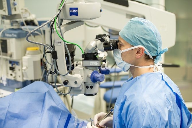 Dr hab. n. med. Bartłomiej Kałużny wykonuje zabieg na zaćmę.