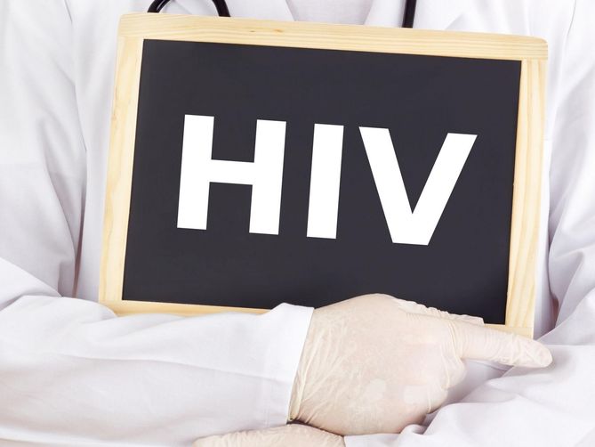Początkowe objawy zarażenia wirusem HIV mogą zostać zbagatelizowane