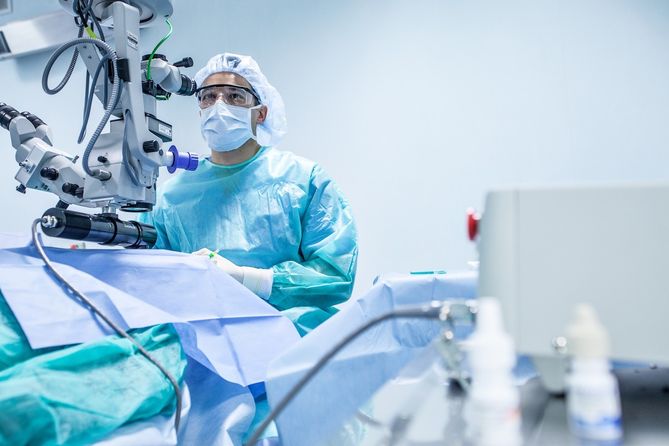 Wszczepienie sztucznej soczewki to jedyny skuteczny sposób na walkę z zaćmą.