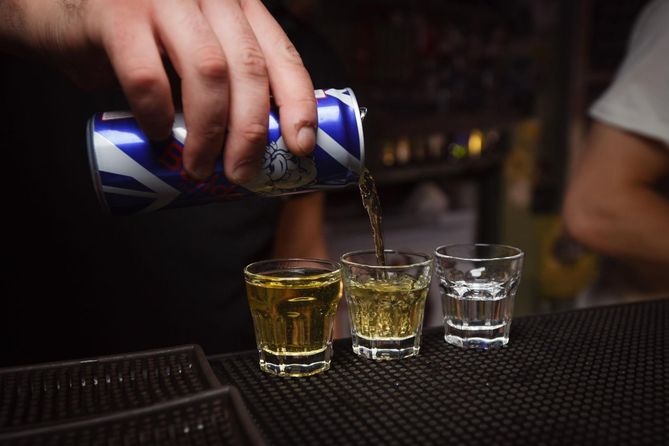 Napój energetyzujący połączony z alkoholem działa jak kokaina na mózg nastolatków