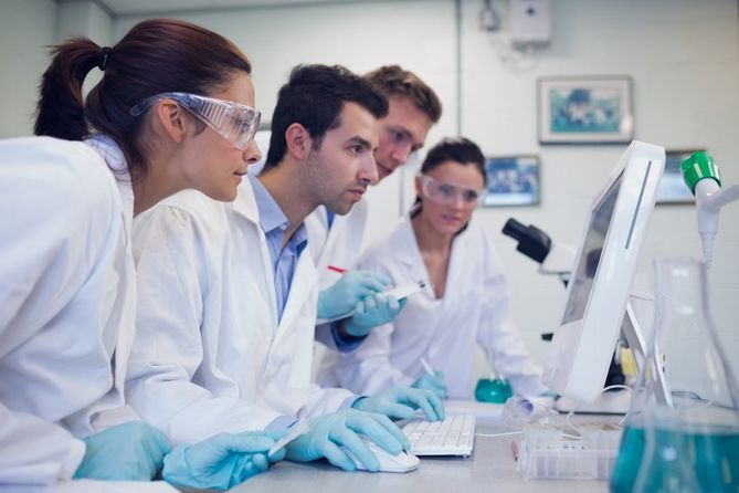 Naukowcy opracowali nowoczesny implant podskórny, który umożliwia m.in. monitorowanie pracy serca i komunikacje