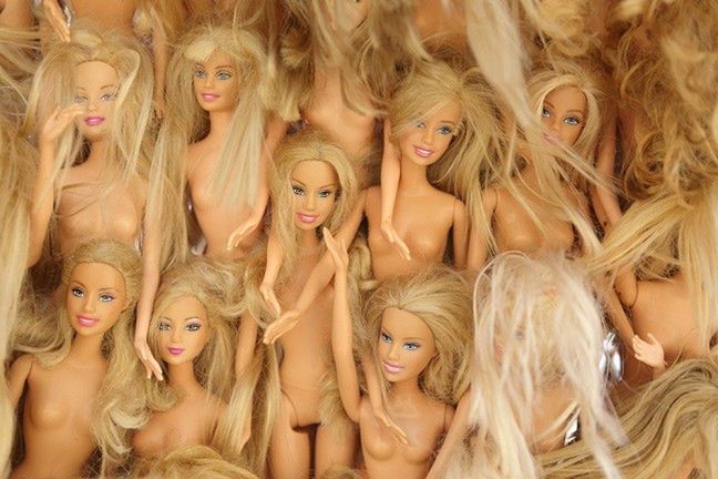 Lalki Barbie, w zależości od modelu, mają różne twarze
