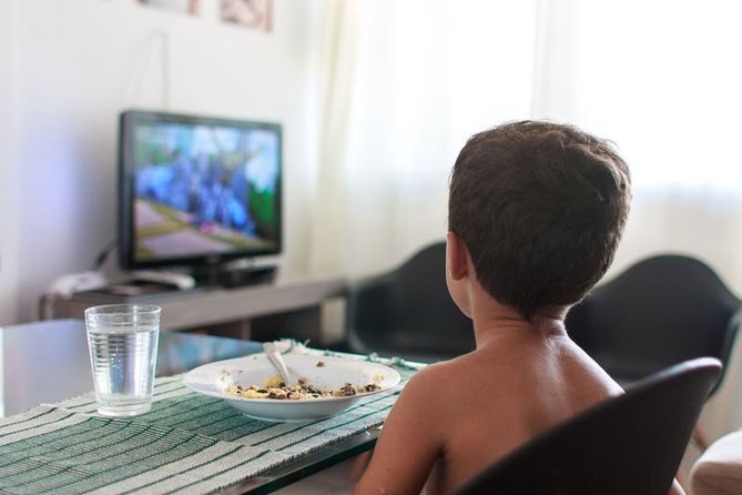 Oglądanie reklam w telewizji wzmaga podjadanie wśród dzieci