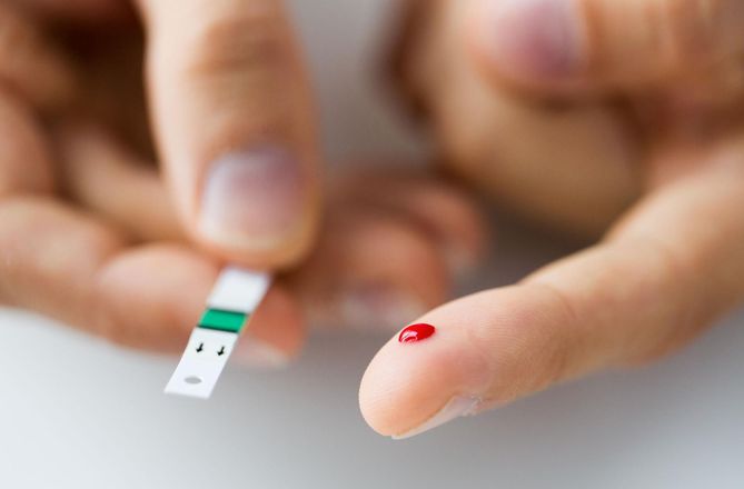 Kontrolowanie poziomu cukru we krwi jest bardzo ważne w cukrzycy