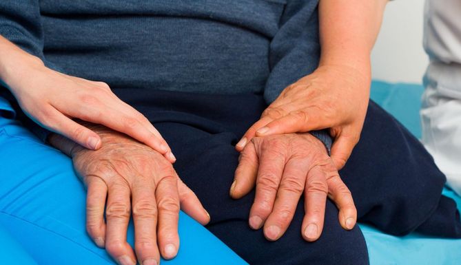 Drżenie rąk jest charakterystycznym objawem choroby Parkinsona