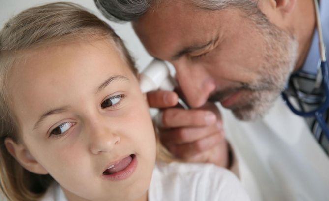 Zatkane ucho powinno zostać skonsultowane z laryngologiem