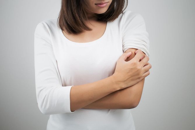 Swędzenie skóry jest objawem wielu chorób, nie tylko dermatologicznych