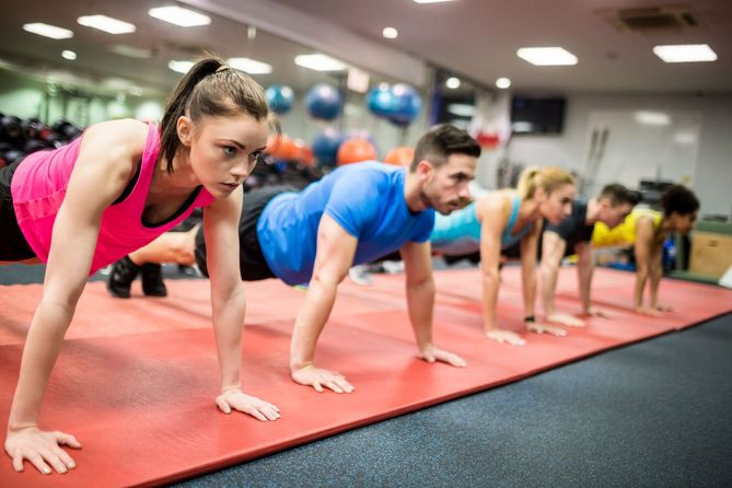 Wielu ludzi siłownie i kluby fitness zniechęcają do aktywności fizycznej