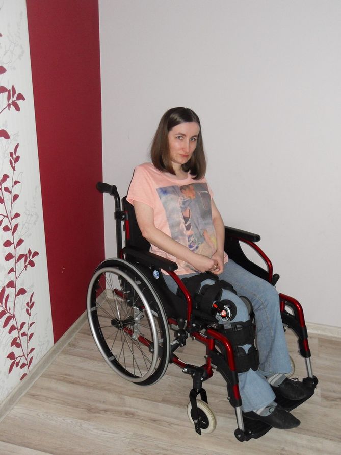 Agnieszka po dwóch złamaniach nogi nie porusza się samodzielnie