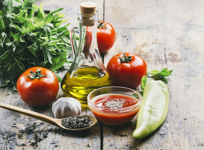Produktami o niskim indeksie glikemicznym są między innymi zielone warzywa i pomidory.