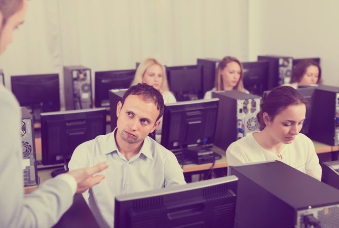 Rozmowy w zasięgu naszego słuchu w miejscu pracy mogą znacznie obniżać naszą efektywność