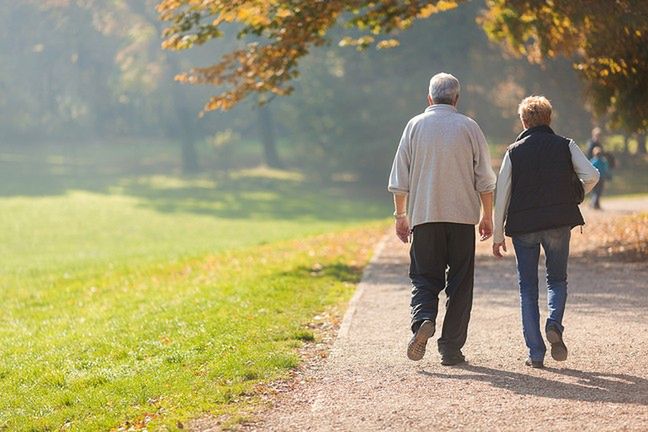 Seniorzy mogą mieć problem z jednoczesnym chodzeniem i mówieniem - to wina aktywności mózgu