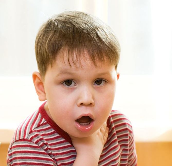 Krztusiec to choroba zakaźna, którą wywołuje pałeczka krztuśca i najczęściej cierpią na nią dzieci do 4. r.ż.