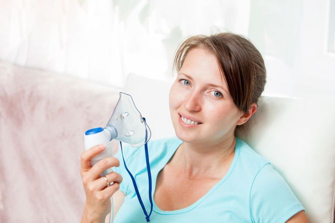 Inhalacje to jedna z metod wspomagających leczenie krtani