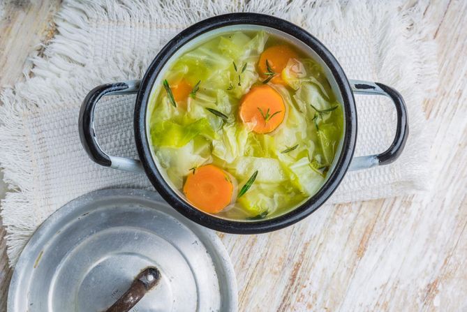 Przepisy na dietę kapuścianą można z powodzeniem stosować podczas odchudzania