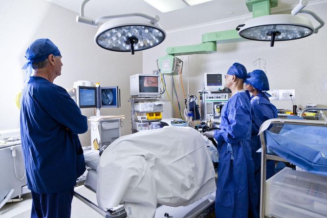 Objawy przepukliny często wymagają leczenia chirurgicznego