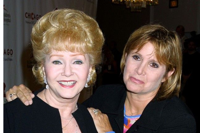 Carrie Fisher zmarła 27 grudnia z powodu ataku serca, a jaj matka, Debbie Reynolds, zmarła dzień później z powodu udaru