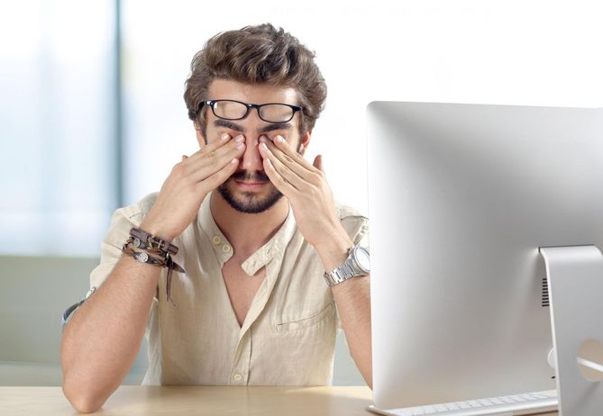 Przyczyną dyskomfortu oczu może być zbyt długie przebywanie przed monitorem