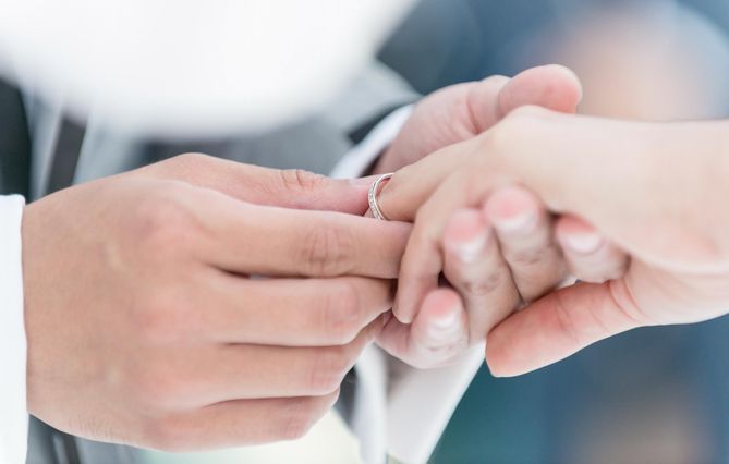 Guzki Heberdena tworzą się w obrębie drobnych stawów dłoni