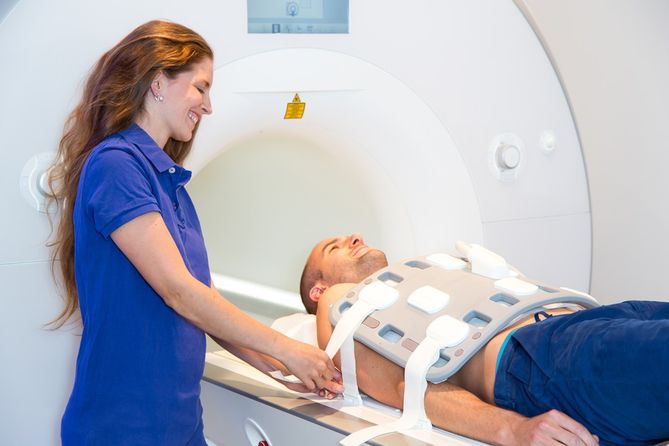 Badanie rezonansem magnetycznym może zmniejszyć liczbę niepotrzebnych biopsji raka prostaty u mężczyzn