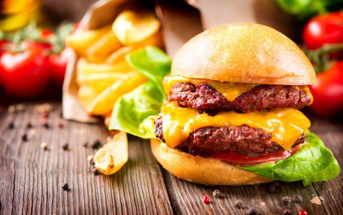Regularne spożywanie fast-foodów prowadzi do wielu trwałych zmian chorobowych