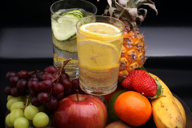 Fruktoza naturalnie występuje w owocach i sokach