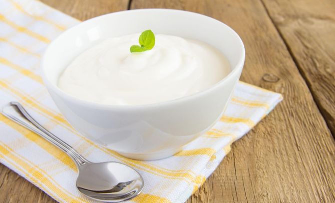 Jogurt naturalny to produkt o wielu właściwościach odżywczych