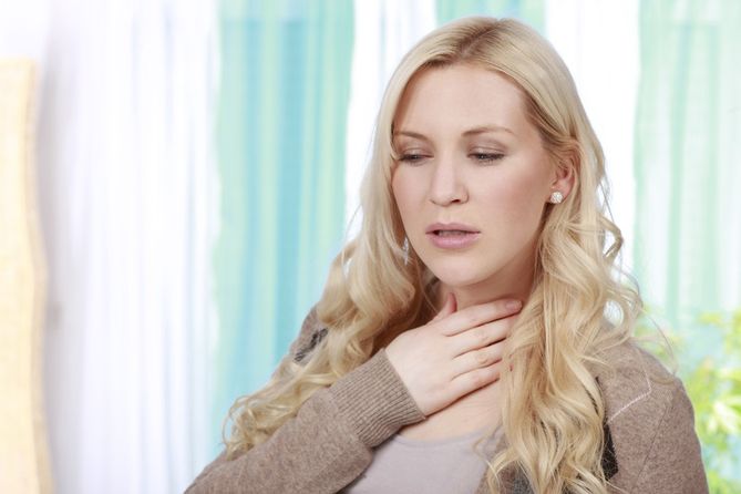 Choroba Hashimoto nie daje żadnych objawów, dlatego diagnozowana jest najczęściej dopiero, gdy pojawiają się problemy z tarczycą