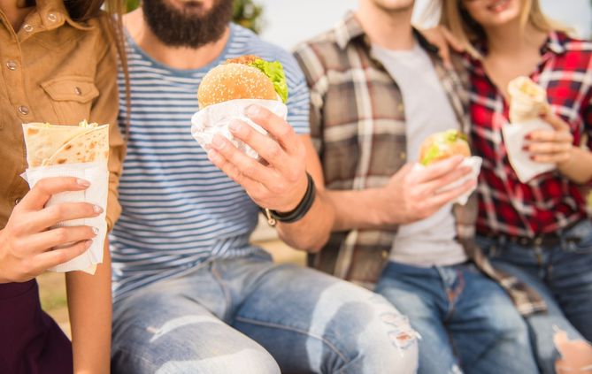 Zła dieta jest główną przyczyną chorób układu pokarmowego wśród młodych osób dorosłych