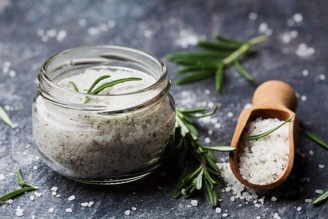 W przeciwieństwie do soli kuchennej, sól kamienna ma w sobie wiele niezbędnych minerałów