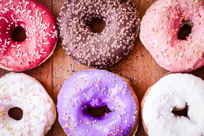 Do produktów o wysokim indeksie glikemicznym należą m.in. słodycze, produkty przetworzone, jasne pieczywo i niektóre owoce