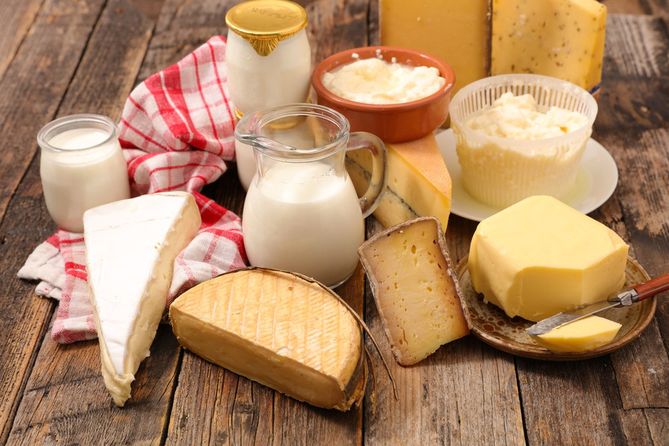 Wysokie spożycie sera cheddar i twarogu może zwiększać ryzyko raka piersi, podczas gdy jogurt może pomóc je obniżyć