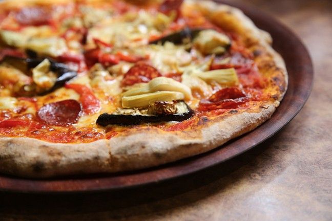 Pizza zawiera wiele niezdrowych substancji takich jak sól, tłuszcze nasycone i dużą ilość węglowodanów