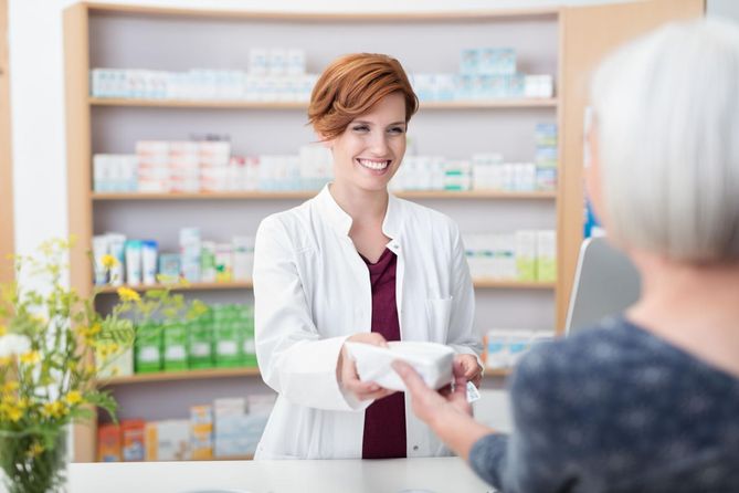 Farmaceuta ma obowiązek wydania tańszego zamiennika, ale tylko wtedy, gdy klient o to poprosi