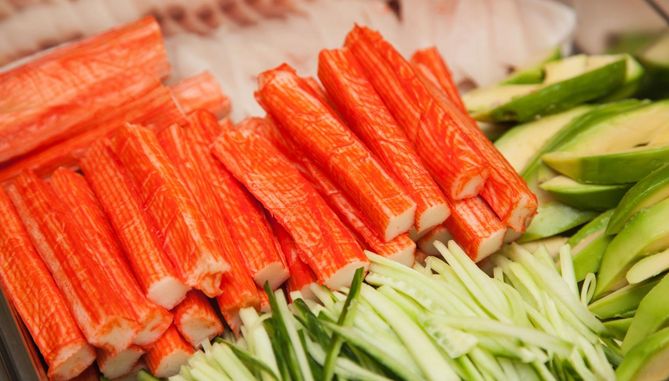 Surimi zawiera w swoim składzie około 40% mięsa ryb