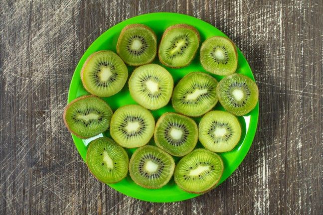 Niska kaloryczność kiwi sprawia, że to idealny owoc dla osób na diecie odchudzającej
