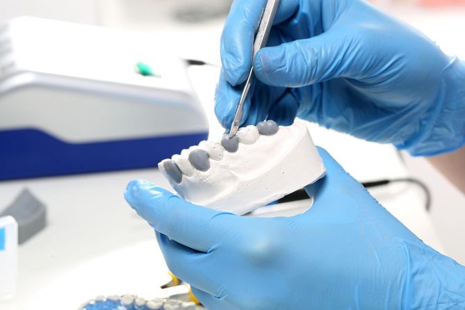 Protezy zębowe wykonuje dentysta i technik dentystyczny