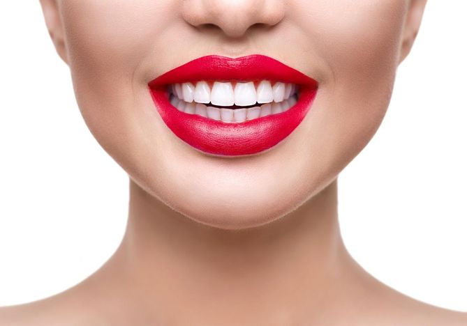 Licówki porcelanowe mogą nadać naszym zębom zupełnie nowy wygląd