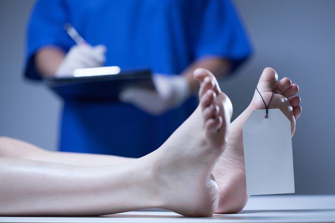 Po śmierci dawcy przeprowadza się szereg czynności, które mają potwierdzić jego zgon. Potwierdzenie śmierci przez kilku specjalistów daje zielone światło na pobranie od niego organów