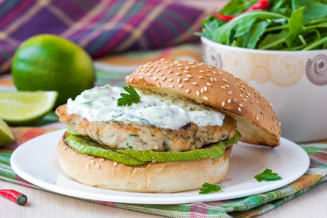 Burger z indyka lub kurczaka to dobry wybór, jeśli starasz się schudnąć